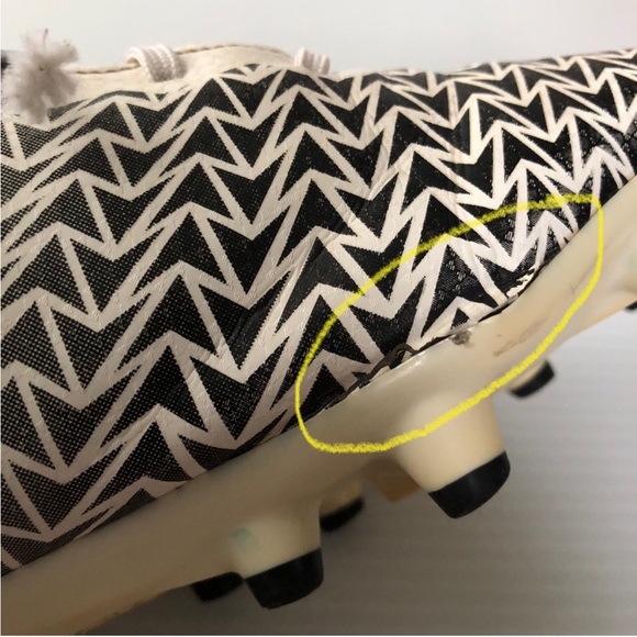 Men’s Under Armour Soccer Cleats - Picture 11 of 11